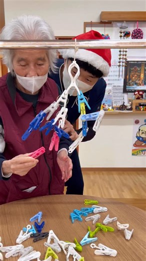 陽気な課長/レクリエーション/鷲巣 豪 on Instagram: ". 洗濯ハサミが落ちないよう挟み! カラフルツリーを完成させよう! ☆陽気な課長のレクリエーション 1500種以上のゲームレクから探せる！ 新しいゲームレクのアイデア毎日配信！ #陽気な課長 #レクリエーション #レク #デイサービス #理学療法士"