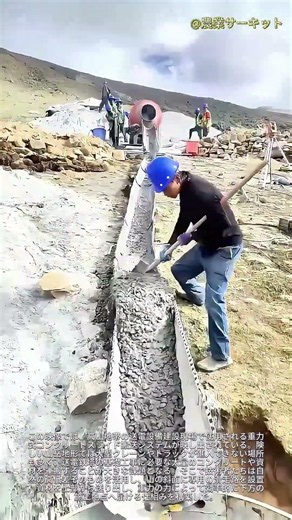 重力を利用した、高山地帯に建設された独創的なコンクリート製滑り台をご覧ください。国営送電網の技術者たちは、いかにして自然を克服し、人里離れた山頂に電力を供給したのでしょうか。