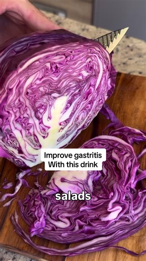 Most people use red cabbage for salads 🥗 But it can do WAY more for your digestion 👀🔥 🟣 Chop red cabbage into small pieces 🟣 Add to water 💧 🟣 Simmer 20–30 minutes 🟣 Drink 1 cup in the morning on an empty stomach ☕ 🧠 Why it works: Red cabbage releases powerful plant compounds 🌿 ✨ Supports the gut lining ✨ Helps calm irritation ✨ Improves digestion ✨ Supports intestinal health People often notice less bloating and a calmer stomach in days ⏳ Simple. Natural. Effective. Nature always knew 