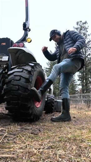 My Tractors Broken! SEND HELP! Any idea what’s going on here? 🤷🏼‍♂️ #tractor #farming #farm
