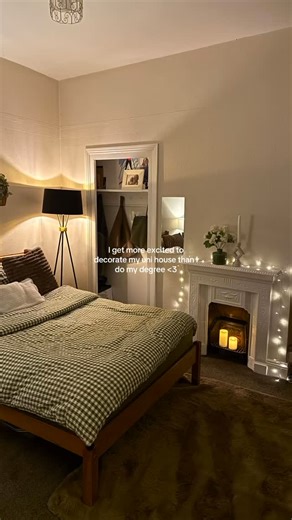 emily lilburn on Instagram: "this room is perfection凉⭐️ #uni #uniroom #roomorganization #girlshouse #roomtour"