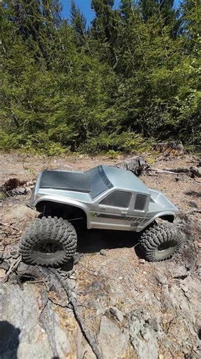 Excellent crawling ability of the Axial SCX10 Coyote #rccar #axial #scx10 #4x4 #rccrawler #offroad