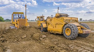 Un cantiere di livellamento dalle dimensioni davvero XXL!🔥 In questo video possiamo vedere in azione ben 4 mezzi: International E211 (del 1976), Caterpillar D6R XL, Fiat-Allis AD20 (del 1981), Challenger Ag MT765A (con livella Fontana Agricultural Technologies da 5,5 metri) | AgroNord