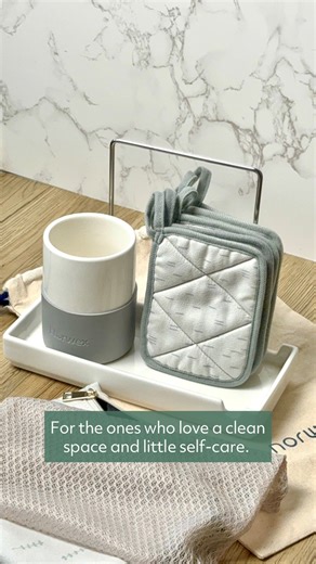Our Dual-Sided Makeup Removers gently lift away makeup with water alone so you can finally ditch those wasteful single-use wipes. Paired with the Porcelain Sink Organizer, your counters stay tidy. This would make the the perfect gift for teens, teachers, or a little treat for yourself. 🎁 | Norwex