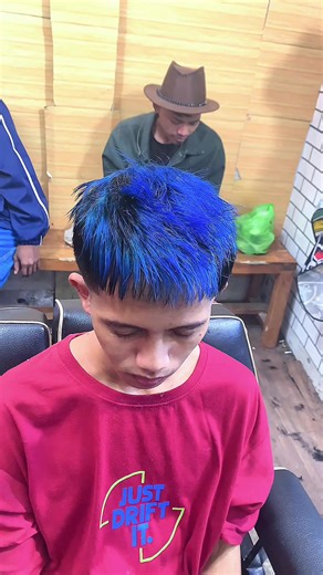 Vibrant Electric Blue Hairlight Trend for 2026