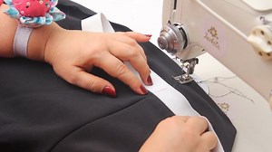 El pantalón palazzo es un pantalón de tiro alto , corte recto y amplitud en las piernas ! Es una excelente alternativa a la falda y muy elegante según la tela y los accesorios que usen! Es un pantalón muy cómodo que ayuda a vernos muy elegante dependiendo por supuesto de la tela que hayamos elegido! Es un pantalón muy elegante que le queda bien a todos los tipos de cuerpo y se puede hacer en colores lisos o en estampados sin exageraciones Es un pantalón que se adapta con facilidad a todas las fo