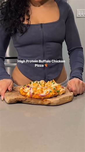 Erika Holguin on Instagram: "Buffalo Chicken Pizza Recipe 😍⬇️ Ingredients: For the Chicken: • Chicken breast • Oil (for cooking) • 1 tsp sugar (optional, for color) • Seasonings: chicken bouillon, garlic, black pepper, oregano, paprika For the Buffalo Sauce: • 170g plain nonfat Greek yogurt • 113g cottage cheese • 113g Frank’s Hot Sauce For the Pizza Dough: • 100g self-raising flour • 120g nonfat plain Greek yogurt Toppings: • 60g pizza sauce • Cooked buffalo chicken • Mozzarella cheese • Red o