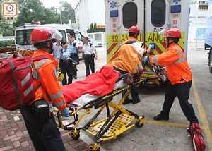 石围角邨情困妇危企　警游说3小时劝服