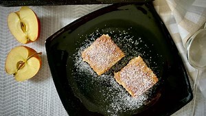 Hrnčekový jablkový koláč na kyslom mlieku. Najstarší a celkom obyčajný recept, pečie sa 30 minút! VIDEORECEPT