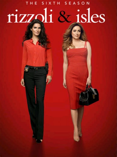 Rizzoli & Isles 2010 ‧ Dram ‧ 7 sezon Rizzoli & Isles, Boston Cinayet Masası'nda görev yapan sert dedektif Jane Rizzoli (Angie Harmon) ile adli tıp uzmanı Dr. Maura Isles'ın (Sasha Alexander) zıt karakterlerine rağmen birlikte suçluları yakalamasını konu alan polisiye dizisidir. Tess Gerritsen'in romanlarından uyarlanan dizi, dostluk, suç çözme ve karakter odaklı dramayı birleştirir. Wikipedia Wikipedia 3 Dizinin Temel Özellikleri: Ana Karakterler: Jane Rizzoli (sokak zekasına sahip, cesur dedek