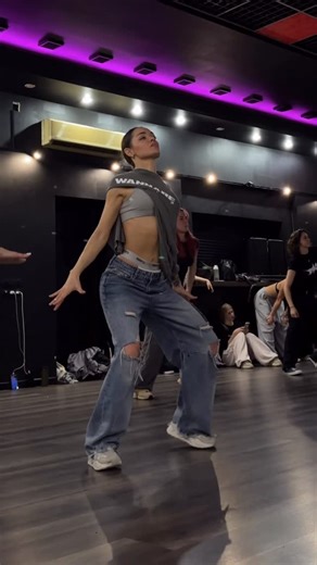 Dina Denisova on Instagram: "Думаю, каждый педагог-хореограф хоть раз слышал: «А можно мне прийти на занятие, если я никогда не танцевал?» Почему-то люди смотрят видео в соцсетях и думают, что навыки вшиты от рождения в мозг и в тело. НЕТ, не вшиты! Я 9 лет танцую Cutting Shapes, но в любых других танцевальных направлениях я новичок. Помимо того, что специфика моего стиля сильно отличается от многих ведущих танцевальных стилей, я каждый раз, заходя в зал на новое танцевальное направление, обнуля