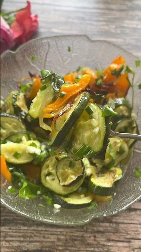 Wenn Sie Zucchini und Paprika haben, machen Sie dieses gesunde und köstliche Salatrezept!