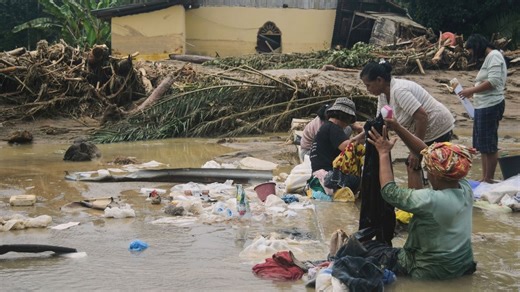 Indonesian residents hunt for food and water after deadly floods. 193 dead in Sri Lanka