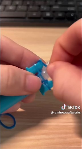 Here’s a quick and easy tutorial for creating an amazing looking DNA strand bracelet! #rainbowloom #artsandcraft #rubberband #bracelet #viral #fyp #tutoriales