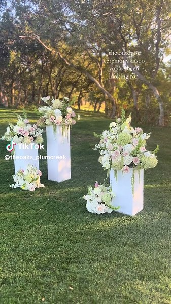 Is anyone else drooling over these floral arrangments?! 😍🌸#outdoorceremonydenver #coloradoweddingvenue #theoaksplumcreek #weddingflowers #weddingceremonyideas