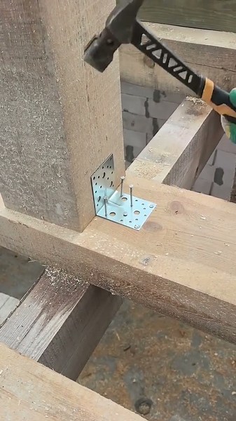 Stop Wasting Time! The Proper Way to Secure Post Brackets#Construction #FramingTips #CarpentrySkills