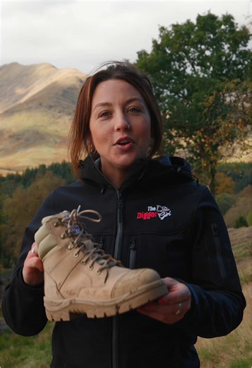 I absolutely love this new Womans Sutherland Cross Zip Cuff @Steel Blue boots. The scuff cap is great to protect the leather and slim line is extra comfy! Link in Bio🥾💗 #thediggergirl #steelbluecrew #safetyboots #womensboots #jointhepack