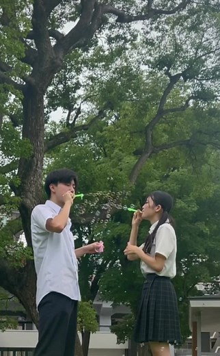 カップルの笑顔が輝く歌詞動画