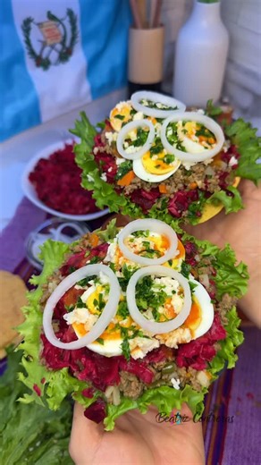 Beatriz Contreras - Recetas on Instagram: "Receta de enchiladas Guatemaltecas🇬🇹💙 Una comida tan deliciosa de nuestro país #enchiladasguatemaltecas #recetasguatemaltecas #comidaguatemalteca #ideasdecomida #beatrizcontreras31"
