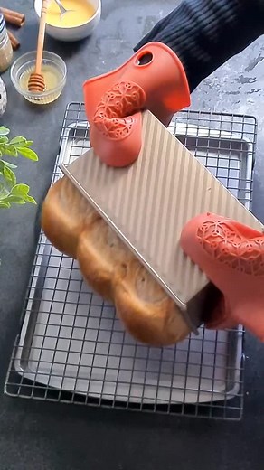 ANEKA RESEP ROTI on Instagram: "Roti Gandum Utuh Baked by @the_sutedjos_family 100% whole Wheat Flour Bread Ukuran loyang 22x10x9.5 cm Atau 20 x 11 x 11 cm BAHAN : 400 gr Tepung gandum utuh 300 ml air hangat 5 gr ragi instan 8 gr Garam 25 gr Susu bubuk 30 gr Minyak nabati ( sunflower oil, grapeseeds oil, olive oil, canola oil etc ) 40 gr Madu /sirup maple CARA MEMBUAT : 1. Pertama, siapkan Autolyse : Campurkan tepung gandum & air dlm mangkuk/ bowl bersih, aduk rata sampai tidak ada gumpalan. Tut