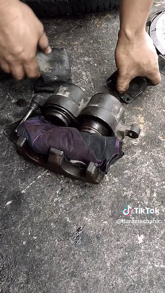 BASIC TIP! HOW TO REMOVE CALIPER PISTON - STOCK UP FORD EXPLORER #fordexplorer