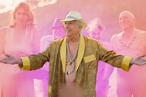 Henry Winkler bares it all in 'Loot's Season 3 premiere as leader of nudist utopia