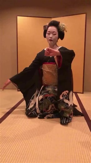 credits: yoshida_ichizou on Instagram #fypp #viral #舞妓さん #芸妓はん #geisha