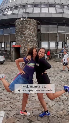 336K views · 185 reactions | Power Woman tohto mesiaca nie je nikto iný ako mamina. 懶 I keď o našich maminách nevie celá zem, sú tými najsilnejšími a najinšpiratívnejšími ženami v našich životoch. Len vďaka nim môžeme byť takí, akí sme dnes. 﫶 A preto sme sa rozhodli urobiť májový make-up tutoriál podľa jednej z nich. ☺️ A čo vy, už ste mamininu make-upovú rutinu niekedy vyskúšali?  | Avon Slovensko | Facebook