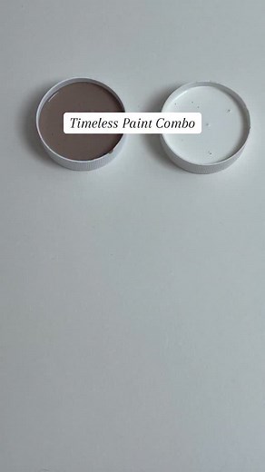 Auf der Suche nach einer zeitlosen Farbkombi, die immer funktioniert? Dieses Duo gehört definitiv dazu 👇 1. Salted Caramel bringt Tiefe, Wärme und eine moderne Erdigkeit in den Raum. Ein Ton, der sofort Gemütlichkeit ausstrahlt und jedem Interior mehr Charakter verleiht. 2. Champagne ergänzt ihn mit einer klaren, weichen Leichtigkeit. Das cremige, subtile Weiß wirkt ruhig, edel und sorgt dafür, dass die Kombination niemals schwer oder zu dunkel wird. Gemeinsam schaffen die beiden Farben eine pe