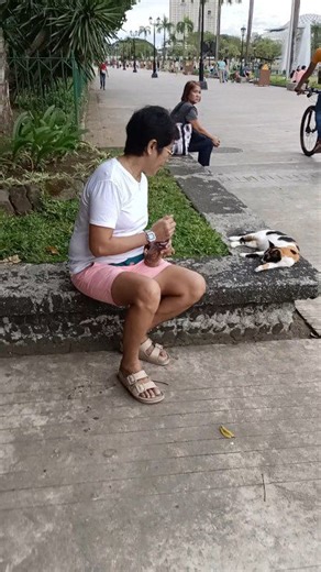 Hindi ganun kadali mag feeding ng straycats nakakapagod magastos ..kaya nga tunay na catlover tunay na may malasakit lamang sa mga apat ang paa ang makakagawa nito...at kahit mahirap ang hindi alam ng tao may hatid na kakaibang saya sa puso ang pagpapakain sa kanila na kami lang mga feeders ang nakaka relate ❤️in short sa mga walang ambag sa strays wag na lang mananakit iwasan nyo na lang mga pusa kesa saktan sipain o buhusan 😥🙏salamat po 🙏 #cute #animallover #petlovers #kindness #catlovers #