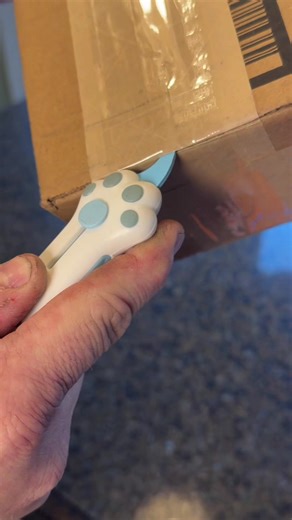 This little cat claw box cutter is way cuter than it should be—and actually useful. The blade retracts cleanly, it’s easy to control, and it makes opening packages way less annoying. Perfect for desks, planners, craft bins, or anyone who opens way too many boxes. Small detail, but it just works and doesn’t look boring sitting out. #tiktokshopcreatorpicks #tiktokshopblackfriday #cuteproducts #deskfinds #officesupplies
