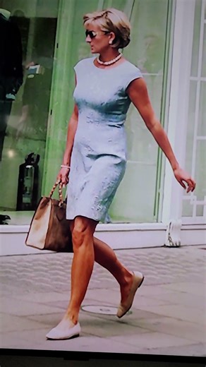 so cool! convenient sporty GUCCI tote Princess Diana sporty lifestyle RoyalHistory #diana