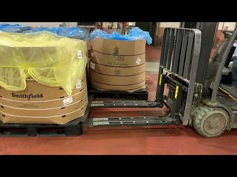 Cascade-KOOI Rollerforks® in Action: Efficient Slipsheet and Pallet Handling