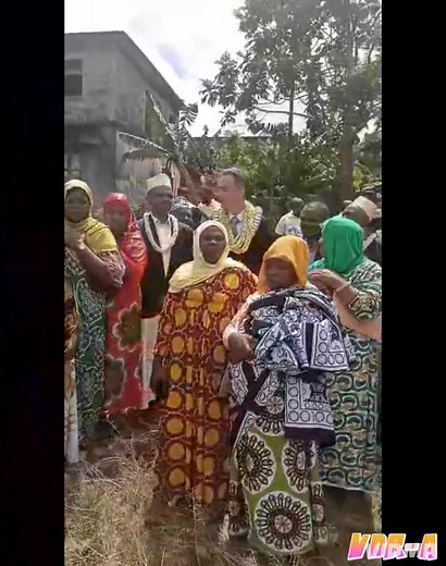 > Monsieur l’Ambassadeur, C’est avec un immense honneur et une profonde reconnaissance que le village de M’Rémani, dans la région de Nioumakélé, vous accueille aujourd’hui. Votre présence ici n’est pas seulement protocolaire ; elle porte un message fort, un symbole d’amitié, de coopération et d’avenir pour notre population. Vous avez rappelé une vérité essentielle, une phrase qui résonne profondément dans le cœur de chaque habitant de M’Rémani et d’Anjouan : 🟥🟥 « ANJOUAN EST UNE ÎLE TRÈS IMPO