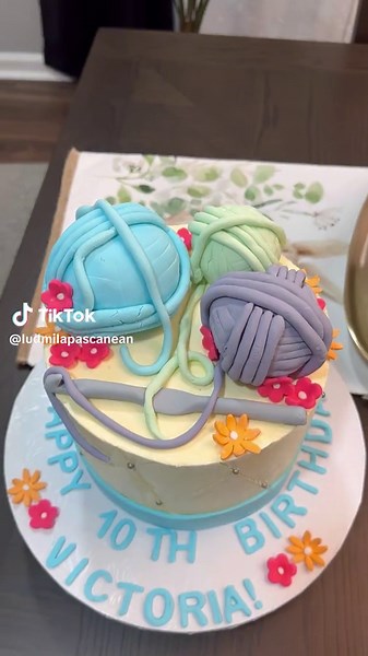 A birthday cake for a young crochet lover 🧶 . . . #desserts #cakesdesign #cakedecorating #cakeideas #cakeinspiration #fondantdecorations #fondantdecoration #crochetdesign #crochetlover