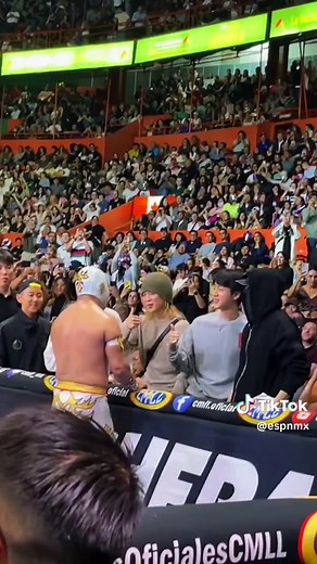 ¡BTS EN LA LUCHA LIBRE! 🇰🇷🇲🇽 El grupo de K-pop surcoreano aprovechó su visita a México para disfrutar de la lucha libre del CMLL y de paso apoyar al Místico en la Arena México 👏🏻