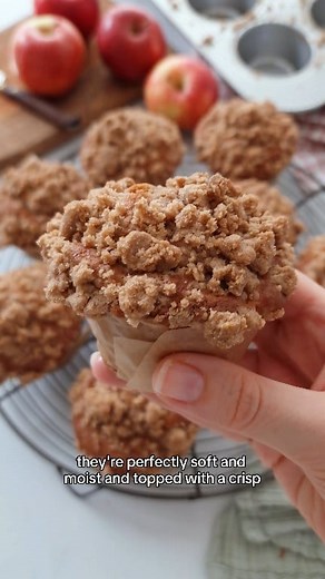 Gluten-free apple crumble muffins 🍎🫶 Perfectly soft and moist, packed full of spices and juicy apples, and generously topped with a crisp, buttery cinnamon streusel – and they're sooo easy to make!! [GLUTEN-FREE] Recipe: https://theloopywhisk.com/2025/09/13/gluten-free-apple-crumble-muffins/ #applemuffins #apple #muffins #glutenfree #baking #dessert #Recipe | The Loopy Whisk
