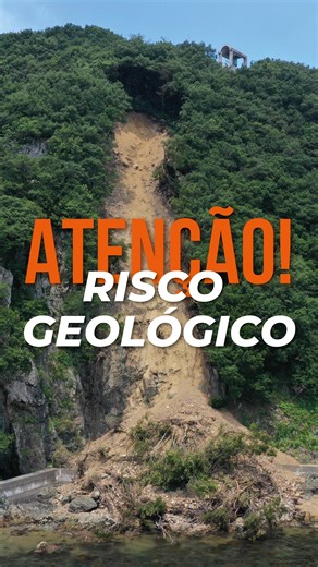 Defesa Civil de Minas Gerais on Instagram: "⚠️ Você sabe o que é risco geológico? Ele está ligado à possibilidade de deslizamentos de terra, quedas de encosta e outros movimentos do solo, principalmente em áreas já instáveis e com moradias próximas. 🌧️ No período chuvoso, o perigo aumenta! Então, fique atento aos sinais de risco: Trincas nas paredes Água empoçada no terreno Portas e janelas emperrando Rachaduras no solo Poste ou árvores inclinados Muros e paredes estufados 🚨🦺 Percebeu algum d