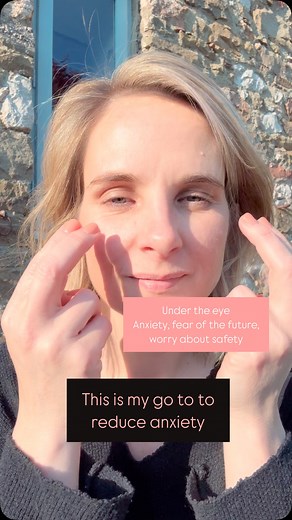 Comment VIDEO for a full eft video to help reduce anxiety fast in the body 🌿 When you’re stressed, anxious, or emotionally triggered, your amygdala (the brain’s alarm system) signals a threat — even if you’re perfectly safe. This activates your sympathetic nervous system, releasing cortisol and putting you in fight, flight, or freeze mode. EFT (Emotional Freedom Technique) combines: 🌿 Light tapping on acupressure points (meridians) 🌿 With focused awareness of an emotion, thought, or memory Th