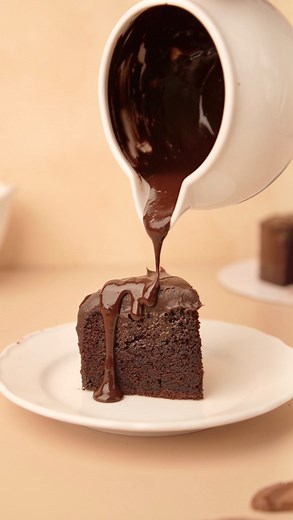 Ellen Lim on Instagram: "Mini Chocolate Cake Recipe Resep sponge cake: 18g Cocoa powder 60 ml Air panas 63g Tepung protein sedang 93g Gula pasir 1 sdt Baking powder ½ sdt Baking soda ½ sdt Garam 1 butir Telur utuh 60 ml Susu cair 27 ml Minyak goreng Resep chocolate ganache: 250g Chocolate compound/couverture 125 ml Whipping cream cair 15g Mentega/margarin Loyang bulat uk. 12 cm Panggang: 160°C, 40 menit Api atas & bawah Kukus: Panaskan air hingga mendidih, kukus dengan api sedang selama 55-60 me