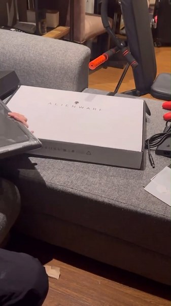 Watch Unboxing Alienware M18 R2 4090 on Amazon Live