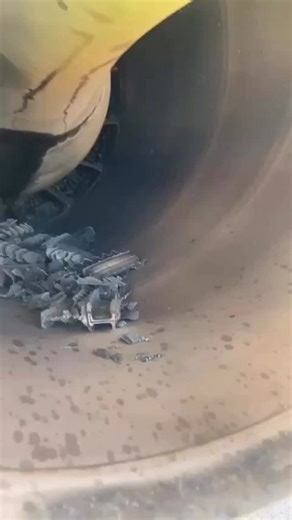 ✈️ EasyJet A320 Engine Failure During Approach to Lamezia Terme An easyJet Airbus A320-200 operating a flight from Milan Malpensa (MXP) experienced a failure of its No. 2 (right) engine while descending toward Lamezia Terme, Italy. Visual evidence shows fragmented components from the CFM56-5B turbine stages, suggesting the failure was significant. At this stage, it has not yet been confirmed whether the event was a contained or uncontained engine failure. The flight crew promptly executed standa