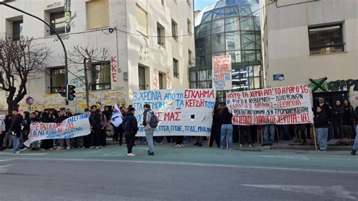 Πορεία μαθητών και φοιτητών στο κέντρο του Βόλου για την τραγωδία των Τεμπών