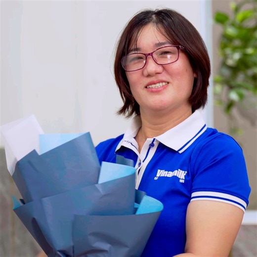 PHÁI ĐẸP VINAMILK | DỊU DÀNG ĐỂ CHĂM SÓC, VỮNG VÀNG ĐỂ VƯƠN XA Giữa những công việc đòi hỏi sức bền và áp lực cao, người phụ nữ Vinamilk vẫn chọn cách bước tiếp — nhẹ nhàng mà kiên định, dịu dàng mà đầy bản lĩnh. 🌱Với chị Phạm Thị Ngọc Phượng, Giám sát Nhà phân phối kinh doanh khu vực TP. HCM, 17 năm gắn bó là 17 năm của gian lao và những hành trình không ngừng nghỉ trải dài nắng gió. Công việc ấy vốn ít phụ nữ đảm nhận, bởi phải thường xuyên di chuyển, đối mặt với áp lực và thử thách mỗi ngày.