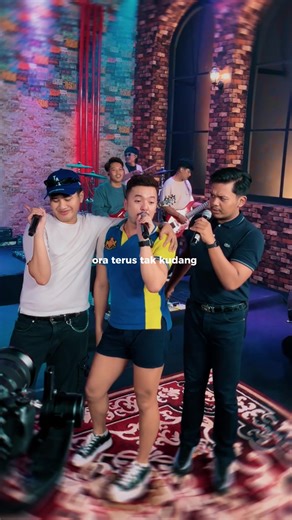 Tetep tenang masio urip lagi okeh tekanan, tetep tangguh masio urip kakean ujian. Lanang tenan og 💪🏻 @Ndarboy Genk @Daya_hadid @Dedi ariawan @Bacool🥶 #lanangtenan #mabesbalkermusic #ndarboygenk #triolanangejagad