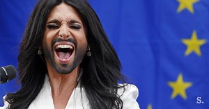 Conchita Wurst med evropskimi poslankami in poslanci