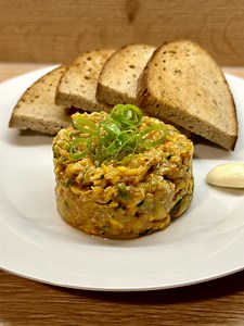 1.2M views · 29K reactions | Cuketový "tatarák" na topinku Tatarák je pochopitelně nejlepší z hovězího masa, o tom nemůže být sporu. Ale existují i další verze "tataráku", často se dělá z ryb, třeba z tuňáka nebo lososa. Ale existují i bezmasé verze, třeba z vařených brambor, okurkový, rajčatový anebo cuketový, který uvidíte ve videu. #tatarák #cuketa | Těhotnej kuchař | Facebook