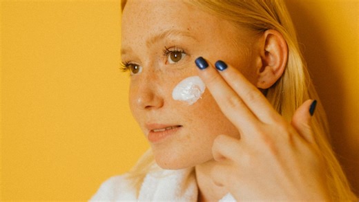 Boostez l'efficacité de votre crème de nuit avec ce geste simple à ajouter à sa routine !