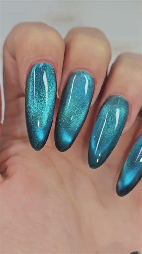 Der beste Untergrund für Cateye Shellace, ist oft der Cateye Shellac selbst 🤩 Nailshop · nailmondo