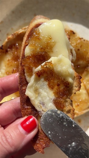 Honey Brûlée Brie - one of our most popular holiday appetizers! 🔗 in b!o for the full recipe or comments (to copy and paste!).